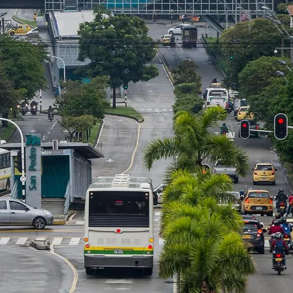 Por esquivar a un peatón, bus del Metroplús frenó en seco y dejó diez pasajeros lesionados