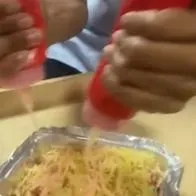 Salchipapa de 6.000 pesos, la vende universitario para pagar costosa carrera.