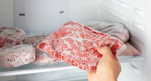 ¿Se pueden volver a congelar los alimentos que ya habían sido descongelados? Las implicaciones de recurrir a esta arriesgada práctica en la cocina.