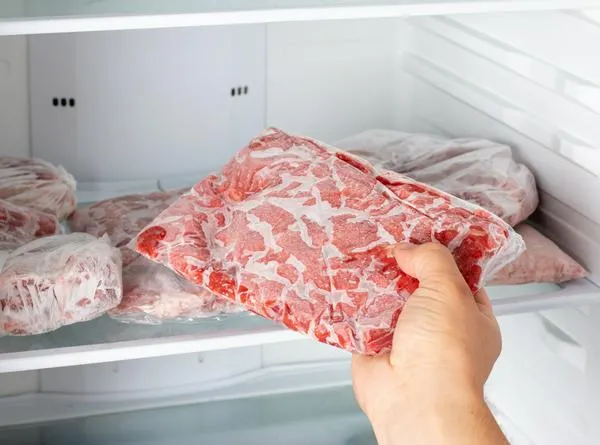 ¿Se pueden volver a congelar los alimentos que ya habían sido descongelados? Las implicaciones de recurrir a esta arriesgada práctica en la cocina.