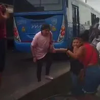 Dos personas con cuchillo protagonizaron una fuerte pelea en una estación del Mío en Cali frente al Palacio de Justicia. La Policía no pudo hacer nada.