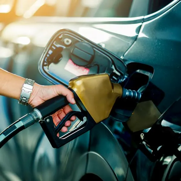 Pidiendo por galones y no por precio, se puede ahorrar algo en el precio de la gasolina.