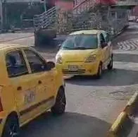 VIDEO: Taxista manejó en reversa por la 15