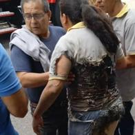 Mujer que estaba siendo consumida por las llamas en Bucaramanga fue salvada de morir por los vecinos del lugar. En el lugar almacenaban químicos. 