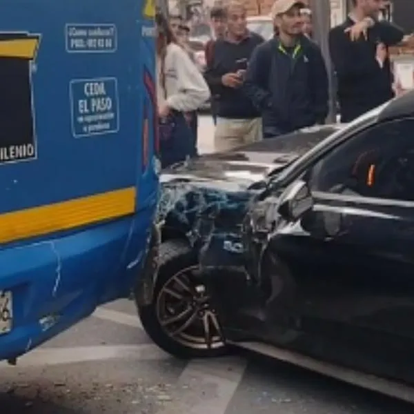 Bus del SITP se estrelló con carro convertible en Bogotá y le destruyó todo el panorámico. El incidente fue grabado por internautas. 