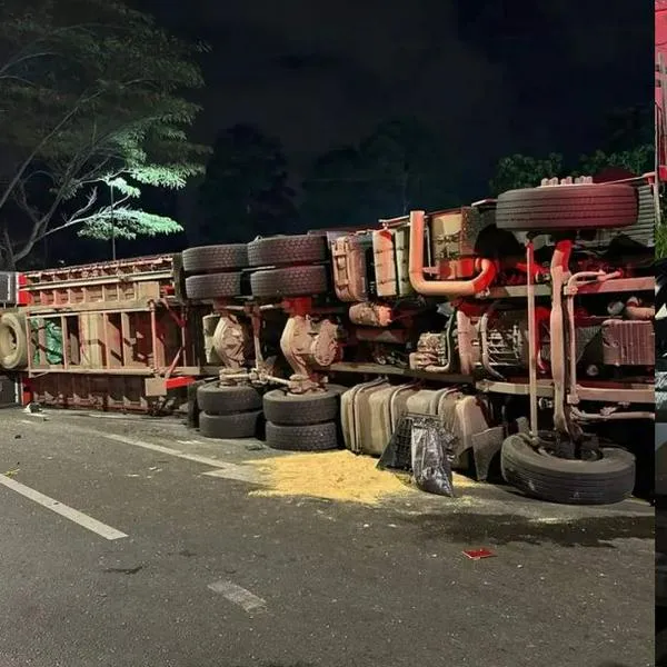 Accidente de tránsito Medellín hoy: tractomula se llevó un carro y se volcó