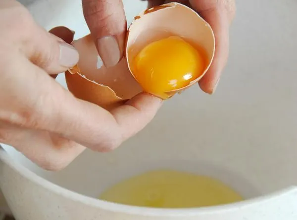 Cómo separar la yema de la clara de los huevos: truco sencillo y efectivo para lograrlo en cuestión de segundos utilizando solamente una botella plástica.