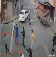 Una comunidad en Engativá, Bogotá, le salvó la vida a una mujer que por poco era asesinada por su pareja. Golpearon al sujeto, que tenía un cuchillo.