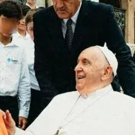 Papa Francisco recibiendo la camiseta del Envigado F. C. de Colombia