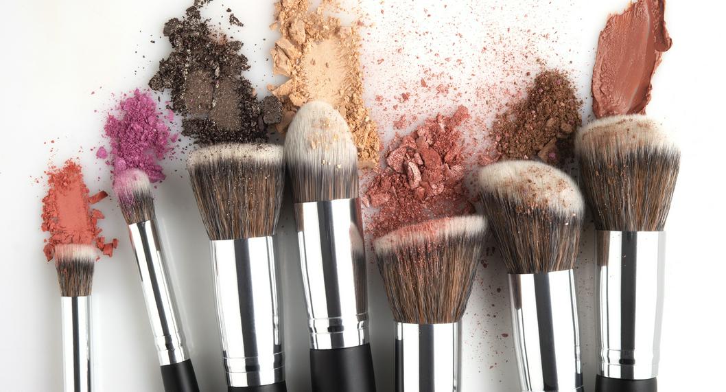 Cómo limpiar brochas de maquillaje para eliminar fácilmente todos los  restos de producto