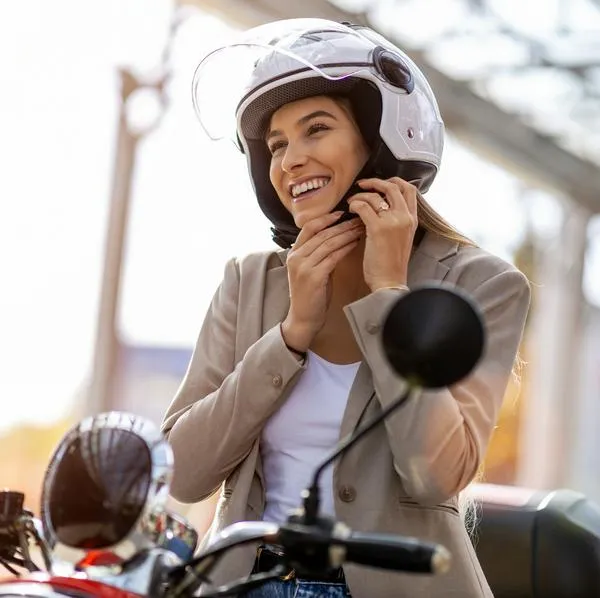Abren cursos de conducción de moto gratis para mujeres: así puede aplicar