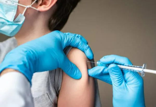 Pilas: niños de Medellín podrán ser vacunados contra virus del papiloma este sábado
