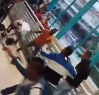Bochornosa riña en plena estación de Metrocable de Medellín; sujetos se atacaron
