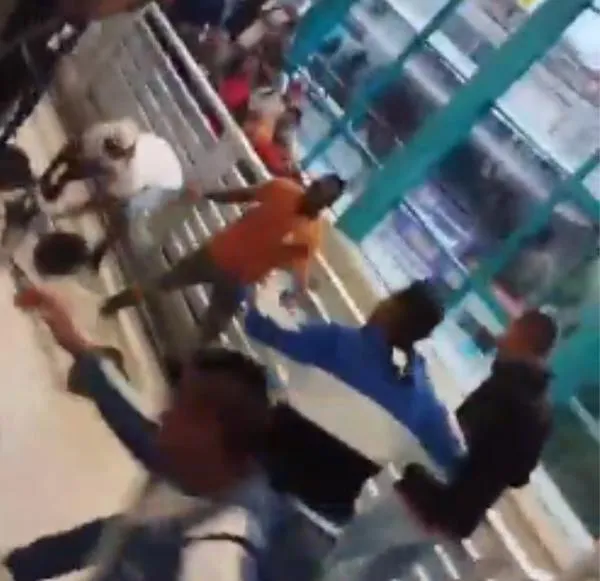 Bochornosa riña en plena estación de Metrocable de Medellín; sujetos se atacaron