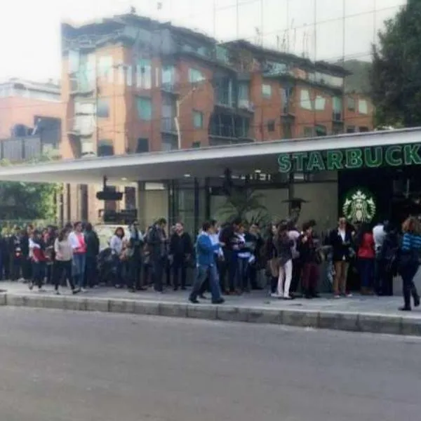 Foto de gente en Starbucks, en nota de que como Ikea, McDonald's, Falabella y más en Colombia dejaron larga fila.