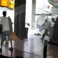 Se salvó por poquito: carpa casi se llevó a un usuario en la Terminal del Sur de Medellín