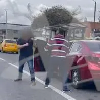 Pelea en Bogotá durante un choque de tránsito este 28 de septiembre de 2023.