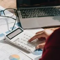 Miles de colombianos, dueños de pequeñas y medianas empresas, están en vilo para cerrar 2023 por culpa de la reforma tributaria y pago de un impuesto.