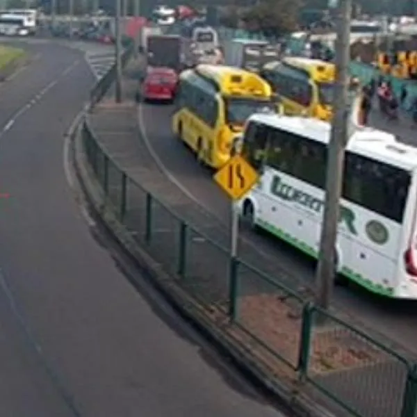 Calle 80 en Bogotá está colapsada por obras y en la glorieta de Siberia hay un enorme trancón que puede extenderse hasta los 2 kilómetros. 