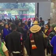Revista Semana fue tomada por indígenas que entraron a la fuerza: qué pasó