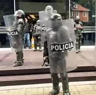 Toma indígena a Revista Semana hoy en Bogotá: Policía y Fiscalía sacan intrusos