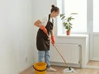 Cómo trapear para manifestar la abundancia en el hogar; método con dos productos caseros para atraer prosperidad y energía positiva.