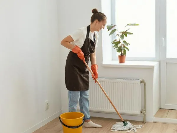 Cómo trapear para manifestar la abundancia en el hogar; método con dos productos caseros para atraer prosperidad y energía positiva.