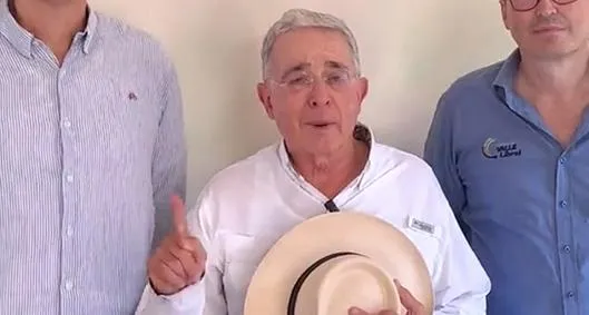 Álvaro Uribe, que da versión de ataque a Revista Semana