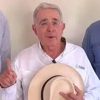 Álvaro Uribe, que da versión de ataque a Revista Semana