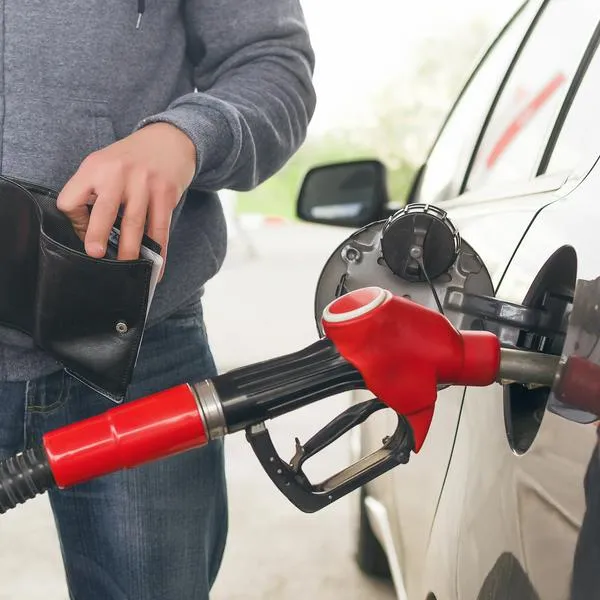Precio de la gasolina en octubre llegará a los 14.700 pesos, pero podría subir mucho más.