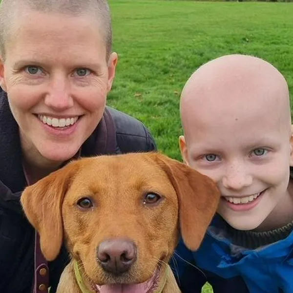 Gracias a su perro, niña de 12 años descubrió que tenía cáncer: le saltó en la pierna y reveló todo.