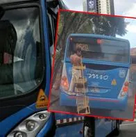 [Video] En Cali no les basta con treparse en los buses y ahora lo hacen hasta con objetos