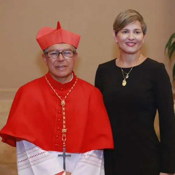Verónica Alcocer habló de paz de Petro durante viaje a Roma con nuevo cardenal