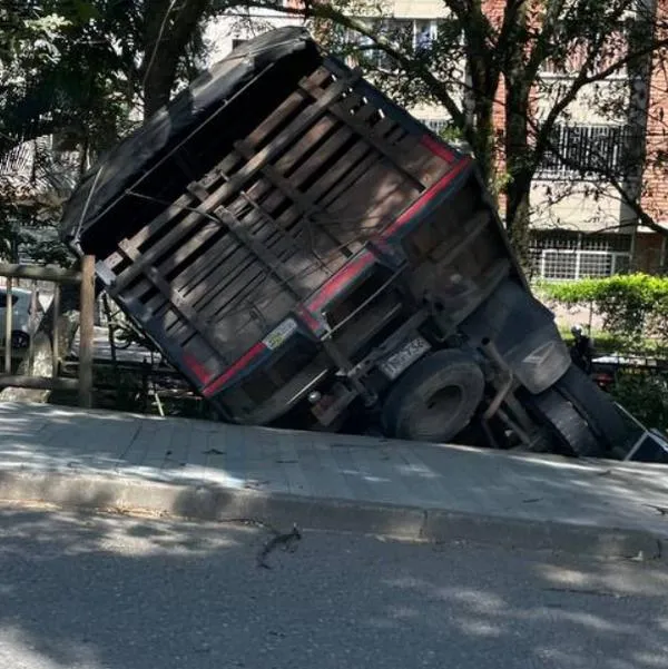 Camión cayó a un caño de una quebrada en Belén, Medellín.
