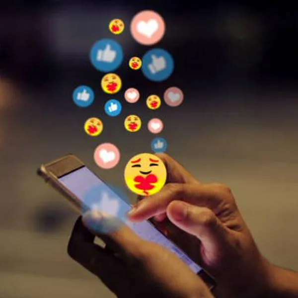 ¿Cuál es la forma adecuada de utilizar emojis en mensajes de texto? La RAE explica