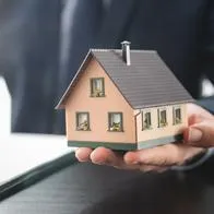 ¿Un arrendatario puede tomar posesión si lleva más de 10 años habitando el lugar?