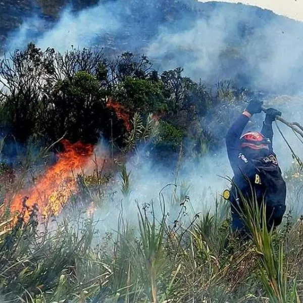 En el lugar hay sobrevuelos de helicópteros que tratan de sofocar las llamas