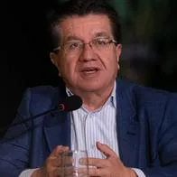 Exministro Fernando Ruiz respondió a denuncia sobre compra de medicamentos