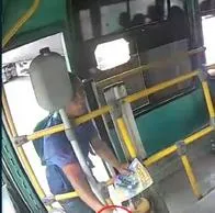 Vendedor 'manilargo' de cartillas se subió a bus y por arte de magia desapareció billetes.