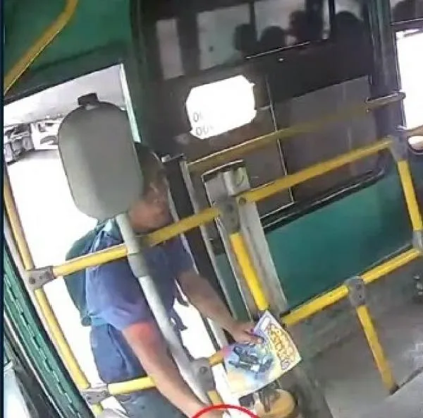 Vendedor 'manilargo' de cartillas se subió a bus y por arte de magia desapareció billetes.