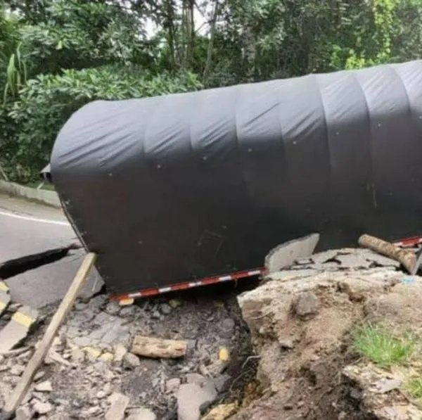 Bucaramanga hoy: camión quedó atrapado en grieta por movimiento de tierra