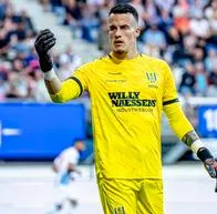 Etienne Vaessen, portero de RKC Waalwijk, salió en ambulancia después de un fuerte choque con el jugador del Ajax, Brian Brobbey.