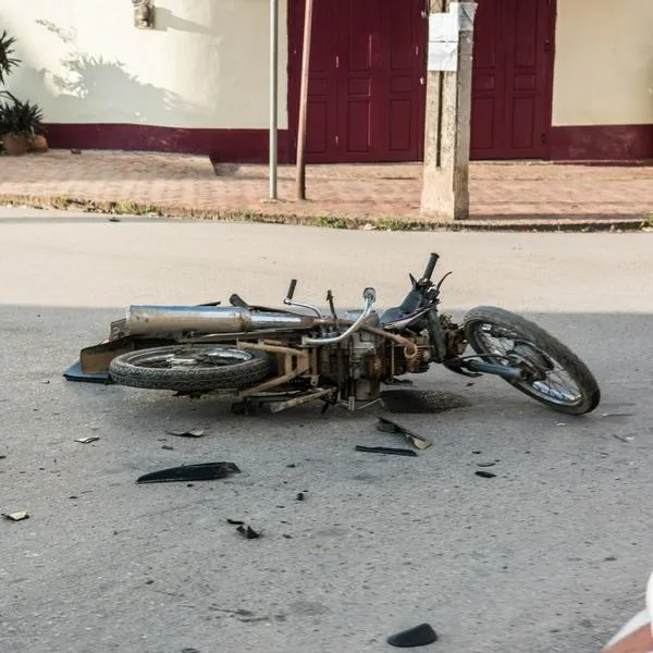 Accidente en Envigado hoy: dos jóvenes fallecieron choque con motocicleta