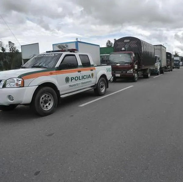 Camión que transportaba papas se volcó sobre la vía La Vega-Bogotá 