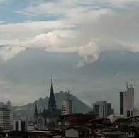 Policías de Manizales habrían agredido con su arma de dotación a un hombre en medio de un procedimiento en Manizales. Los uniformados desmienten el hecho.