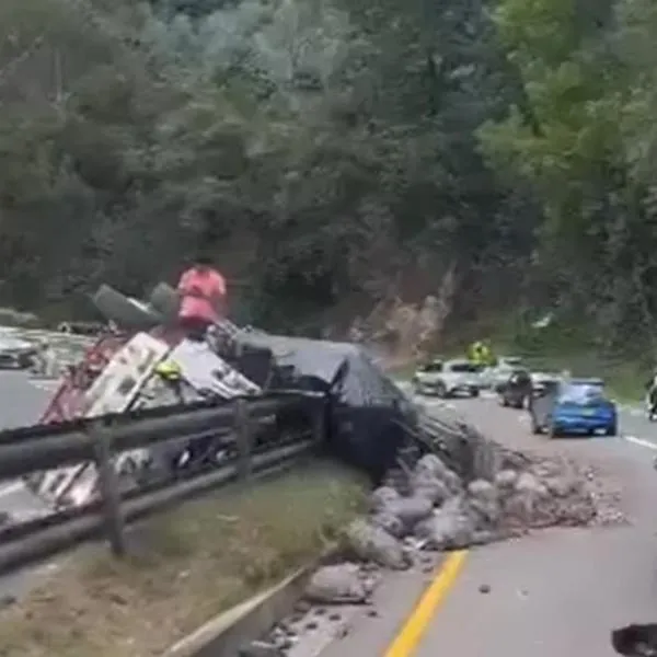 Grave accidente en vía Bogotá-La Vega: camión se volcó con bultos de papa y hubo dos muertos. La movilidad estuvo afectada. 