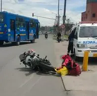 Grave accidente en Bogotá por motociclista que atropelló a peatón, que murió en el sitio de los hechos. Hay enorme trancón en el sur de la ciudad. 