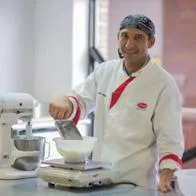 Foto de panadero, en nota de que Levapan, cómo gana 300 millones de dólares al año y qué marcas tiene en Colombia.