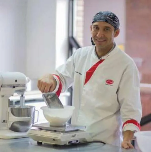 Foto de panadero, en nota de que Levapan, cómo gana 300 millones de dólares al año y qué marcas tiene en Colombia.