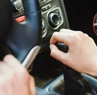 Aclaran si es malo manejar con la mano sobre la palanca de cambios de los carros